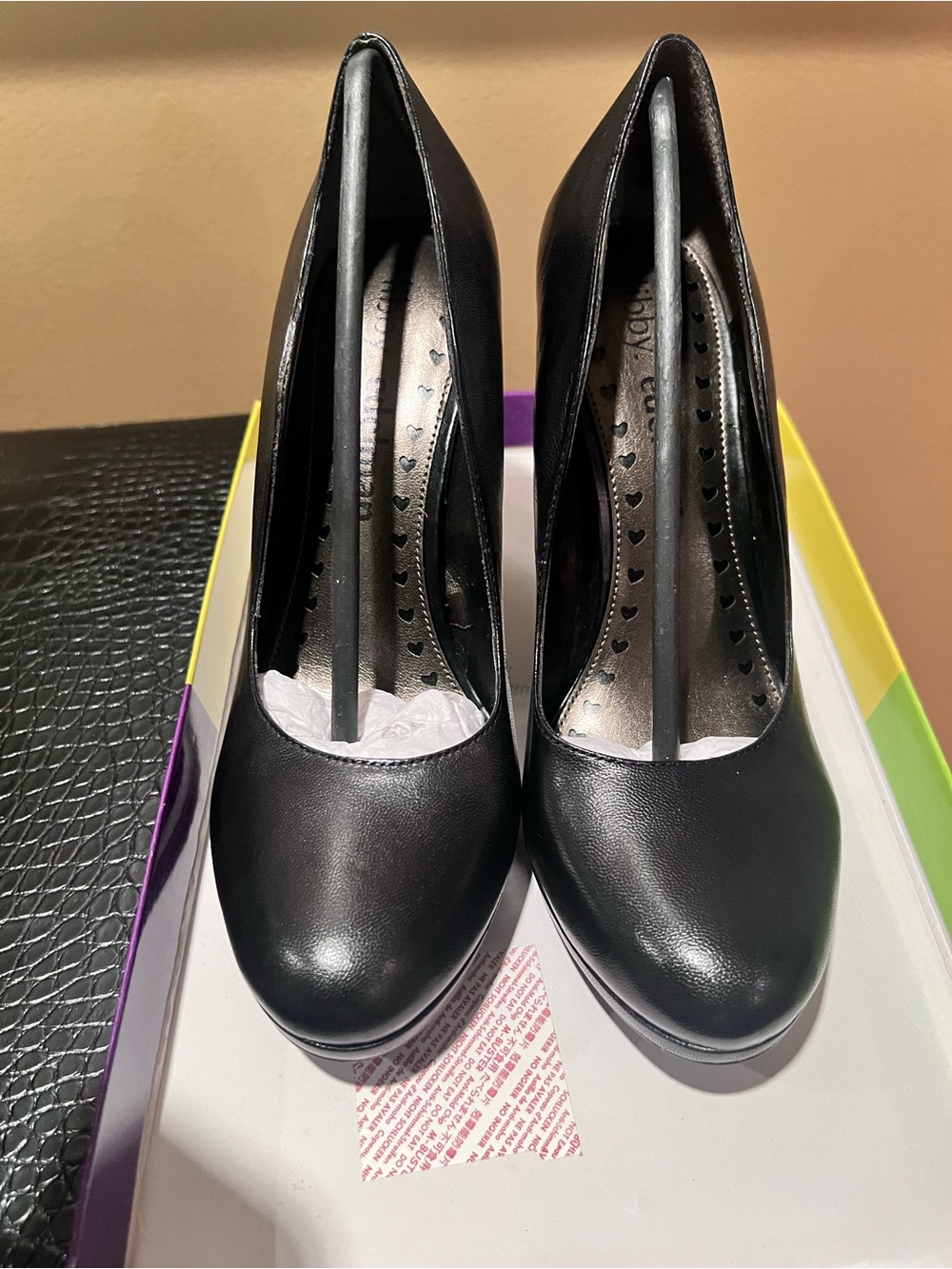 libby. edelman Black Round-Toe High Heel Pump